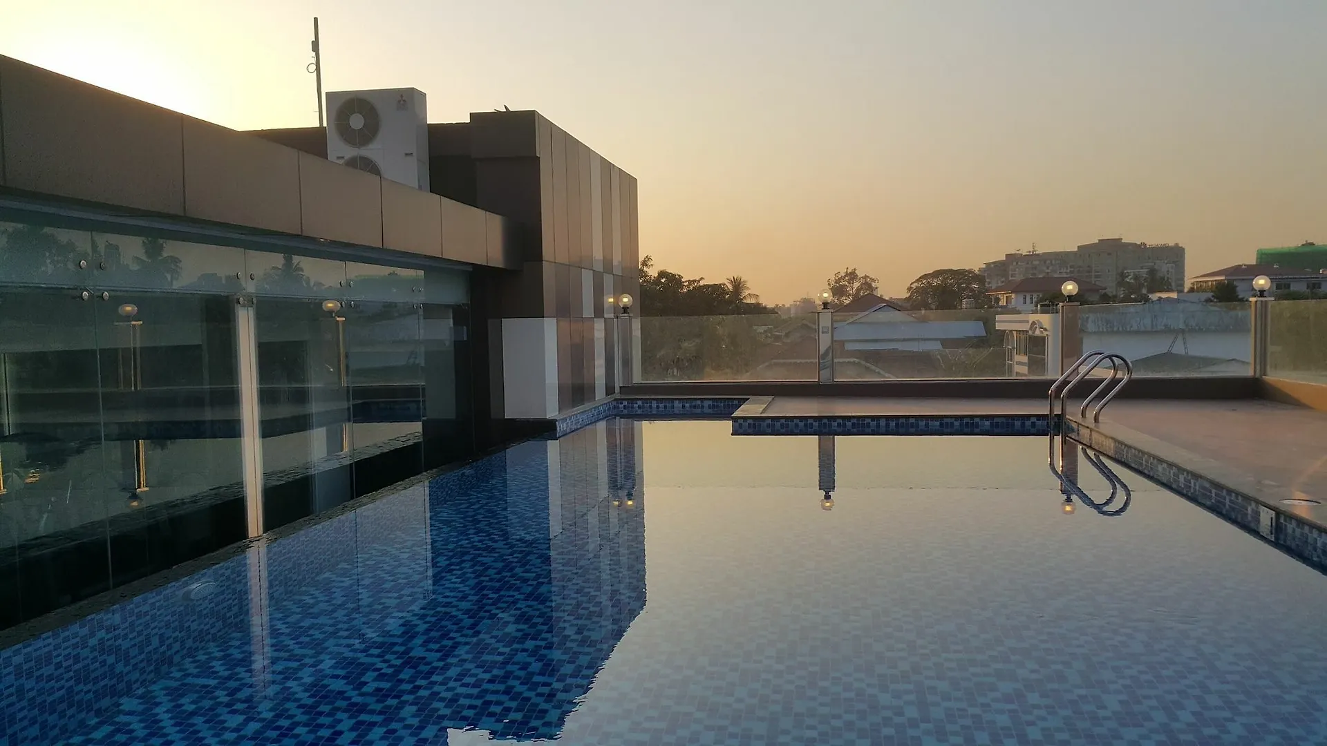Clover Suites Royal Lake Yangon