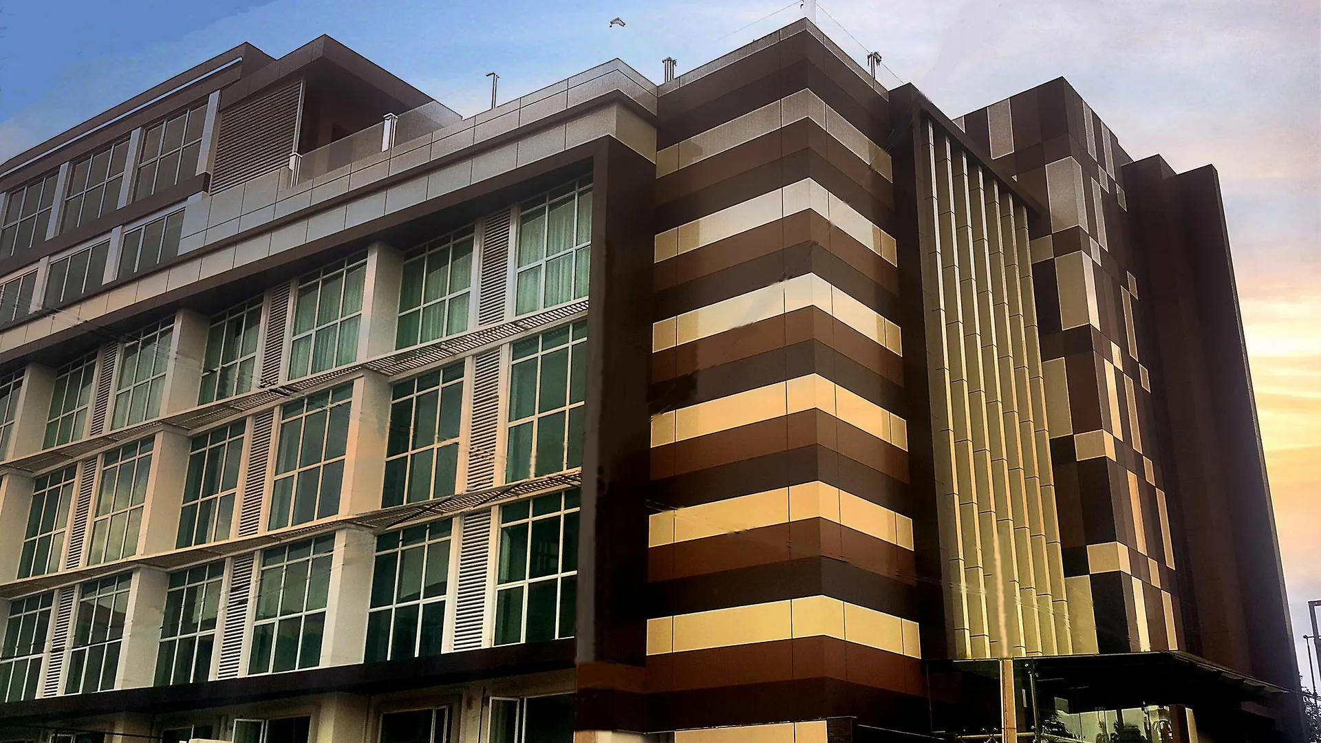 Clover Suites Royal Lake Yangon 0*,  Myanmar