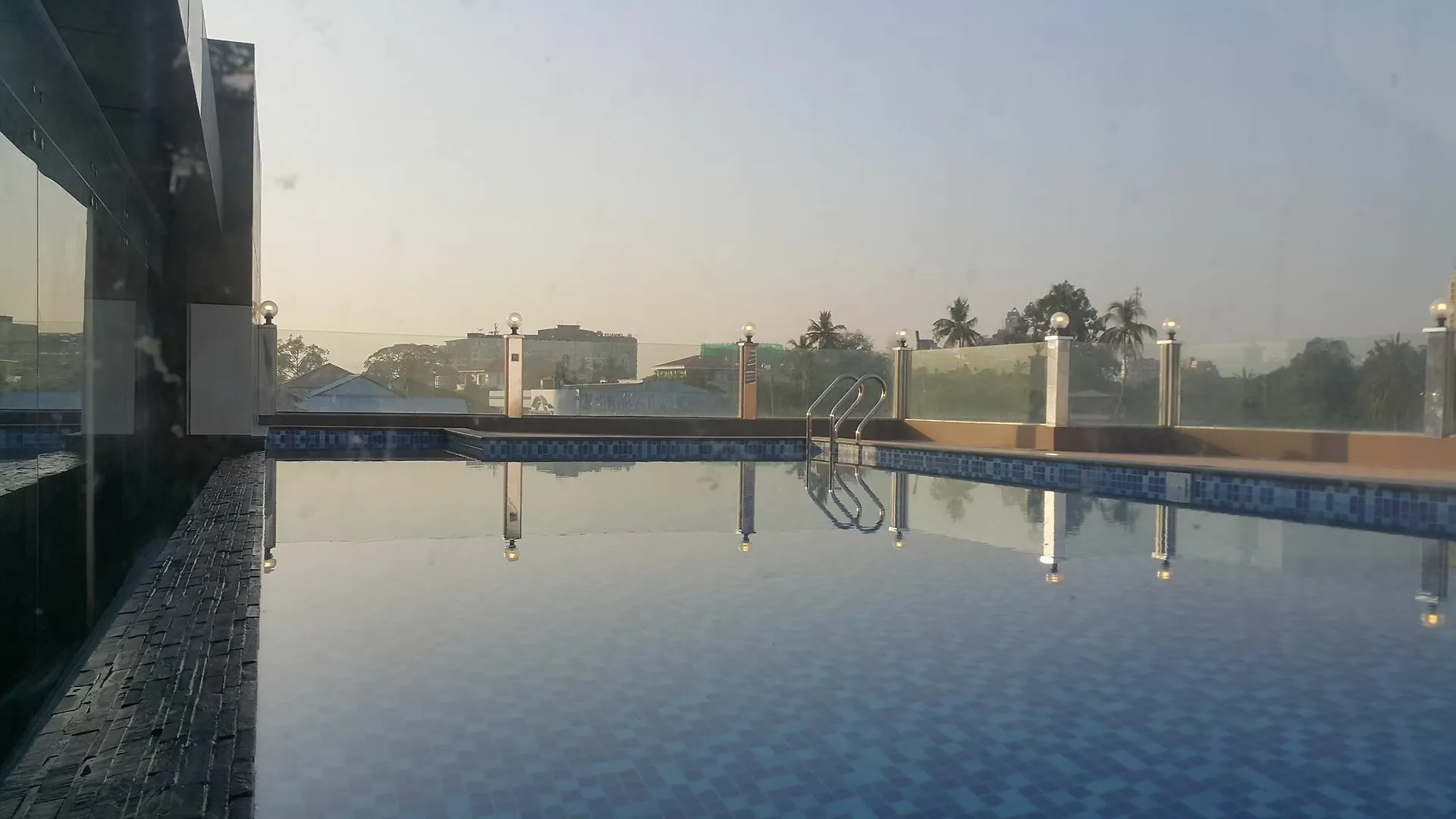 Clover Suites Royal Lake Yangon 0*,  Myanmar